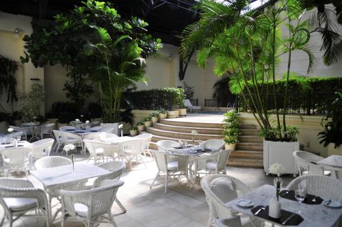 ห้องอาหารหรือที่รับประทานอาหารของ Loi Suites Recoleta Hotel