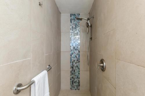 ein Bad mit Dusche und Duschvorhang in der Unterkunft Puamana 30-2 in Lahaina