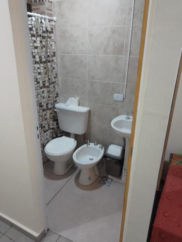 ein Bad mit einem WC und einem Waschbecken in der Unterkunft Habitación amplia con baño privado - sin aire acondicionado con ventiladores - Serena Alojamientos in Villa Constitución