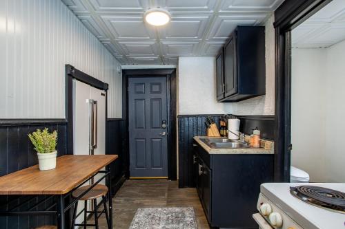 Kuchyň nebo kuchyňský kout v ubytování Historic Loft 5 minutes to downtown