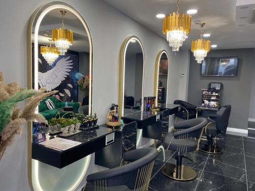 a salon with a barber shop with mirrors at Şahin Tepesi Suite Otel in Trabzon