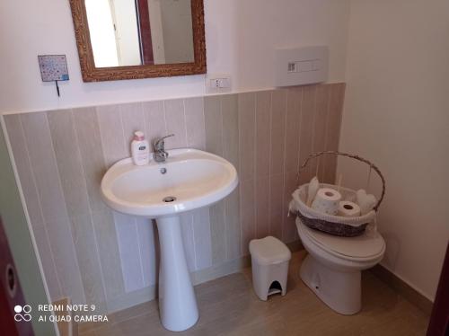 uma casa de banho com um lavatório e um WC em EOS 17 em Palizzi Marina
