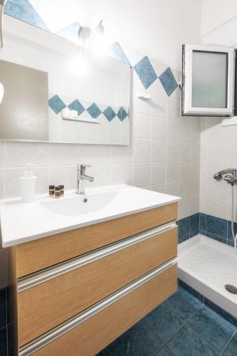 ein Badezimmer mit Waschbecken, Toilette und Badewanne in der Unterkunft Xasteria in Velika