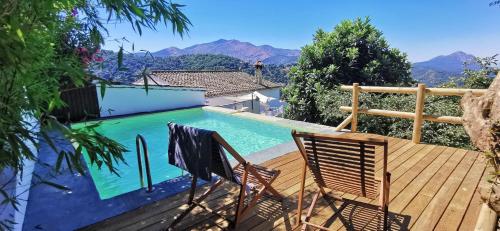 een terras met stoelen en een zwembad bij Naturaleza y Arte en la Casa del Molino in Genalguacil