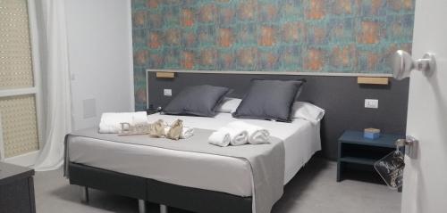 - une chambre avec un lit et des serviettes dans l'établissement KALÓ ROOMS, à Tropea