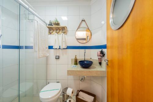 Ένα μπάνιο στο Lindo apartamento frente para praia, Wi-Fi