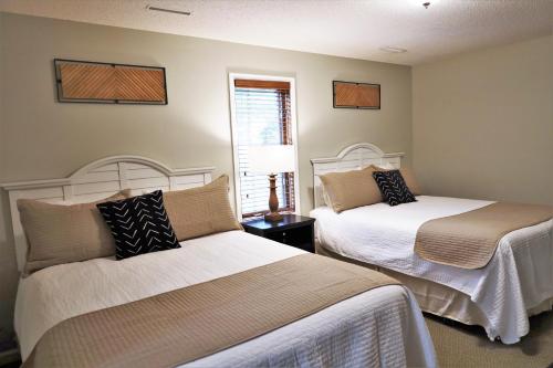 um quarto com 2 camas e uma janela em Bay Colony 766 - lower em Nisswa