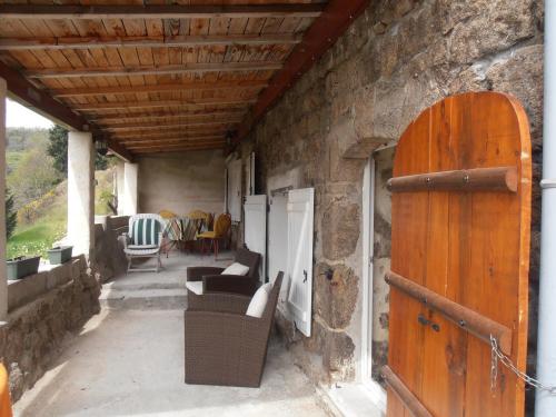 Saint-Barthélemy-le-MeilにあるLa Grange de La Costeの屋外パティオ(椅子付)、木製のドア