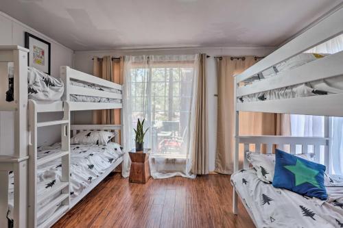 een slaapkamer met 2 stapelbedden en een raam bij Cozy Big Bear Cabin with Decks - Walk to Lake! in Big Bear Lake