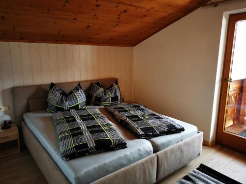 twee kussens op een bed in een kamer bij Ferienwohnung Mühlburger in Virgen