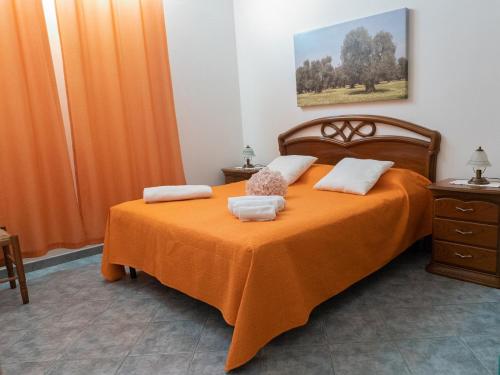 a bedroom with a bed with two towels on it at Tavernetta Benedetto in Torre Santa Sabina