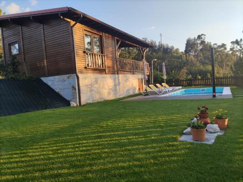 une maison avec une cour et une piscine dans l'établissement Quinta da Resteva-Chalé do RIBEIRO, à Vieira do Minho