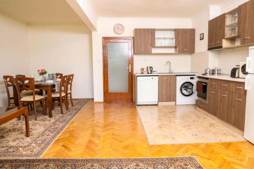 una cucina e una sala da pranzo con tavolo e sedie di Krichim Apartments,Three-Bedroom, large apartment, TOP CENTER a Sofia