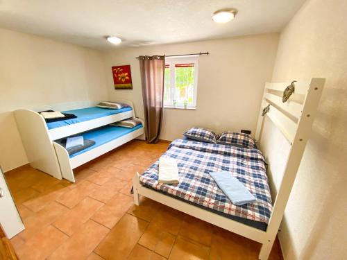 Postel nebo postele na pokoji v ubytování Synergy Deluxe Apartments