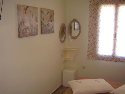Ένα ή περισσότερα κρεβάτια σε δωμάτιο στο Sunset Suites 