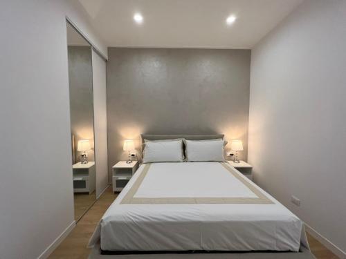 En eller flere senge i et værelse på Blu Apartment