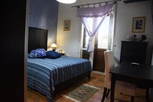 1 dormitorio con cama, escritorio y ventana en Casa Vacanza LA PALMA Selinunte Sicilia, en Marinella di Selinunte