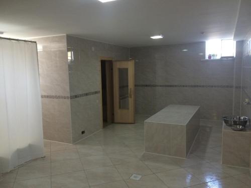 Ett badrum på Hotel Laeti-Zhaiyk