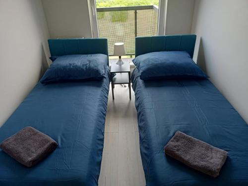 Un pat sau paturi într-o cameră la Apartament na Nowej Cukrowni