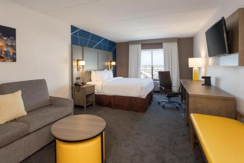 Säng eller sängar i ett rum på Comfort Inn & Suites Buffalo Airport