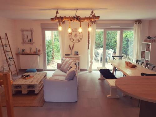 un salon avec un canapé blanc et une table dans l'établissement Maison SPA proche gare et centre ville, au Teich