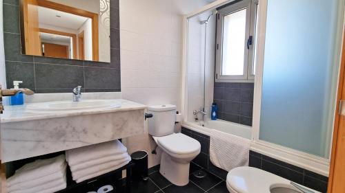 ein Badezimmer mit einem Waschbecken, einem WC und einer Badewanne in der Unterkunft Terraza privada con vistas espectaculares in Benidorm