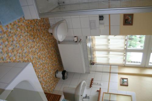 a small bathroom with a toilet and a window at Timmermannshof in Xanten