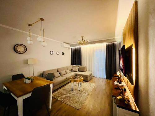 sala de estar con sofá y mesa en Luxury Apartaments Tirana, en Tirana