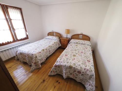 sypialnia z 2 łóżkami i oknem w obiekcie CASA PURI - ACOGEDORA CASA CON PARKING y PATIO INTERIOR 