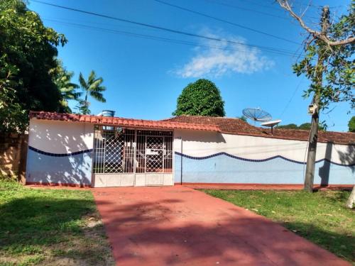 una casa con un canestro da basket sopra di Casa Mineira ad Alter do Chão