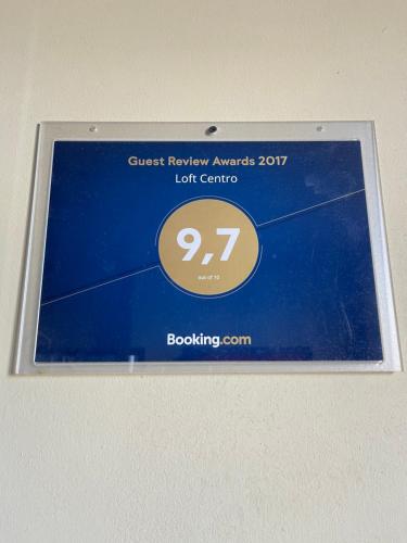 a sign for a guest at Loft & Suites Centro in Salto