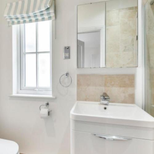 Ένα μπάνιο στο Filey Bay Beach House Step Free Accommodation The Bay Filey with ev car point