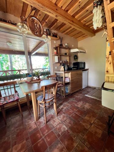 Dapur atau dapur kecil di Kumpuolis LakeHouse