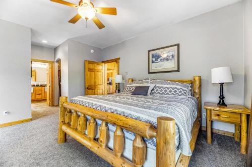 Una cama o camas en una habitación de Lazy Bear Lodge