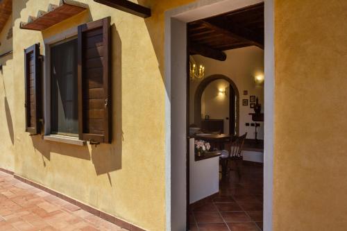 A kitchen or kitchenette at CASE&COLLINE La Macchia