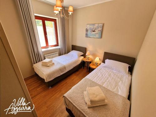 1 dormitorio con 2 camas y ventana en Villa Azzurra, en Bašanija