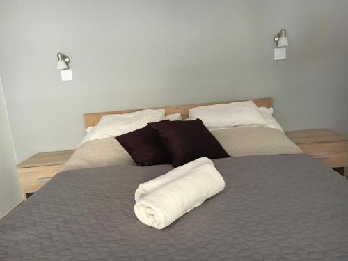 Un pat sau paturi într-o cameră la Nana Apartmanház