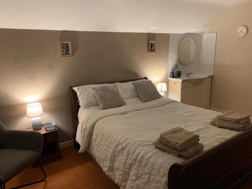 Кровать или кровати в номере Glens of Antrim apartment