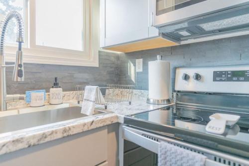 Η κουζίνα ή μικρή κουζίνα στο Executive Work Space With Modern Charm