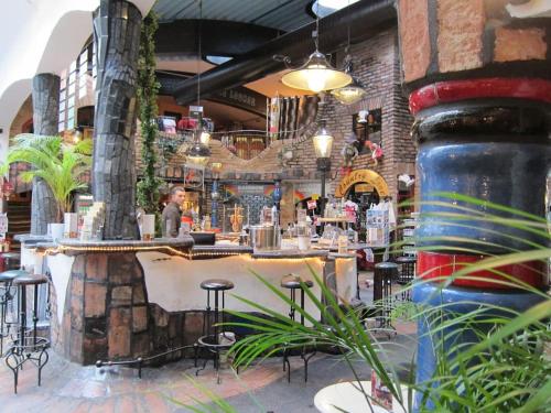 restauracja z barem ze stołkami w pokoju w obiekcie Vienna Citycenter+Terrace+Parking w Wiedniu