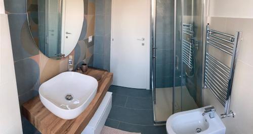 a bathroom with a sink and a shower and a toilet at Tutta un'altra vista in Salerno