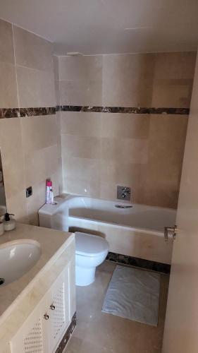 uma casa de banho com um WC, uma banheira e um lavatório. em Geweldig Appartement in Los Alcázares direct aan de Boulevard em Los Alcázares
