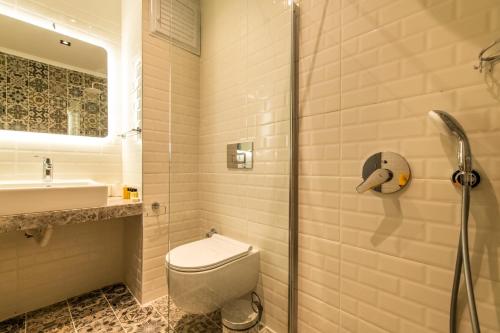 Ett badrum på Leonis Hotel