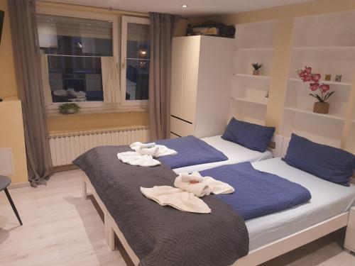 dwa łóżka z ręcznikami na nich w sypialni w obiekcie Höcher w mieście Linz am Rhein