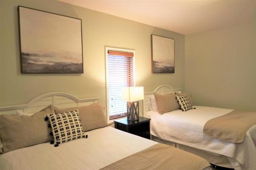a bedroom with two beds and a window at Lakefront Gull Lake 2BR Condo Boat Rentals Available Bay Colony 773 in Nisswa