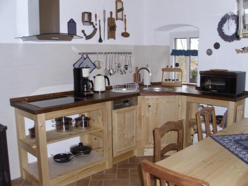 cocina con armarios de madera y encimera en Magnolienhaus, en Schirgiswalde