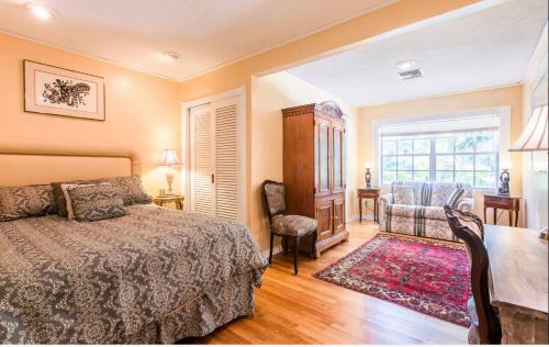 um quarto com uma cama, uma secretária e uma cadeira em Cozy House 3 large bedrooms 3full bath and king beds em West Palm Beach
