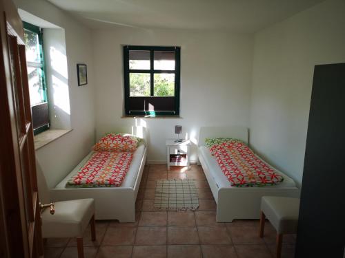 two beds in a room with two windows at Ferienwohnung Gerda in Groß Stresow