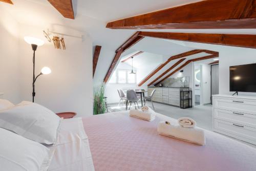 ein Schlafzimmer mit einem weißen Bett mit zwei Handtüchern darauf in der Unterkunft Villa Gold Residence 4 in Mlini