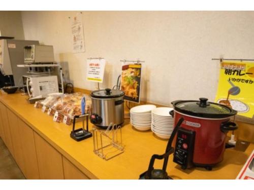 un bancone della cucina con due pentole e padelle sopra di AZ INN HANDA INTER - Vacation STAY 69371v a Handa